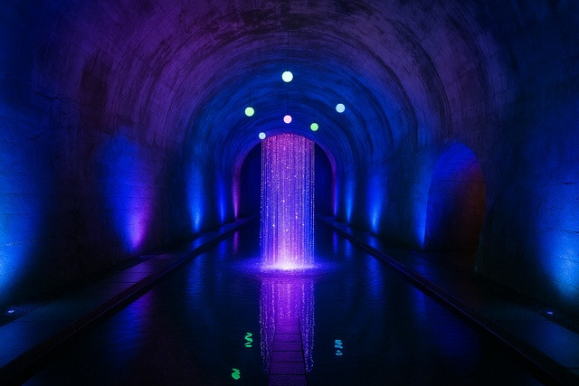 illuminated-tunnel-fountain